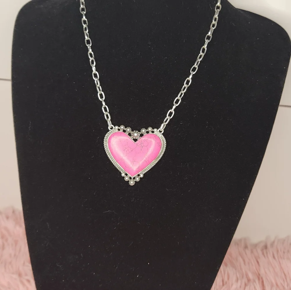 NWOT! Pink & Silver heart necklace. (G44) - Picture 5 of 5